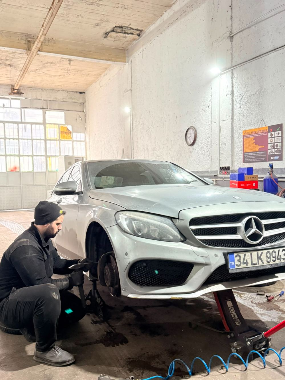 Ustamız fren kontrolü yaparken — Kurt Oto Fren Servisi, Konya Selçuklu